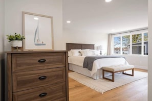 4 chambres, bureau, fer et planche à repasser, lit de bébé portatif