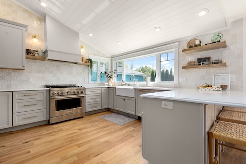 Luxe Lakefront Home with Hot Tub