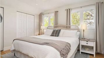 4 bedrooms, desk, iron/ironing board, travel crib