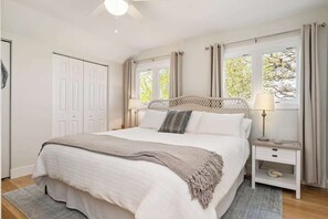 4 chambres, bureau, fer et planche à repasser, lit parapluie