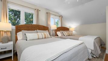 4 quartos, escrivaninha, ferros/tábuas de passar roupa, berço de viagem