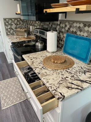 Geladeira, micro-ondas, fogão, cooktop