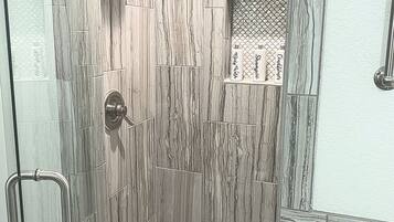 Combined shower/tub, jetted tub, hair dryer, towels