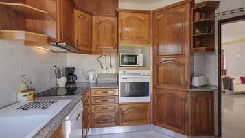 冰箱、微波炉、烤箱、炉灶