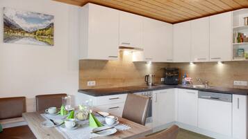 Fridge, oven, stovetop, dishwasher