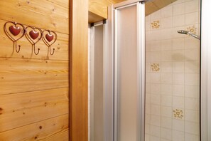 Een douche, een haardroger, handdoeken