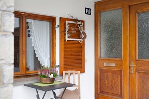 Outdoor dining - Apartment 'Haus Bergfrieden' with Mountain View, Shared Terrace and Wi-Fi (Au)