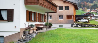 Appartement "Haus Bergfrieden" avec vue sur les montagnes, terrasse partagée et Wi-Fi.