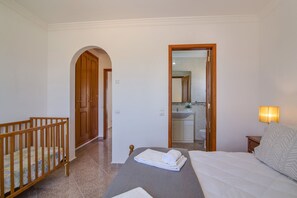 4 chambres, fer et planche à repasser, Wi-Fi gratuit, draps fournis