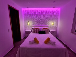 4 عدّة غرف نوم ومكواة/لوح كي وواي فاي مجانًا وملاءات أسرّة