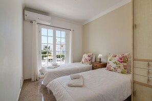 4 bedrooms, iron/ironing board, free WiFi, bed sheets - Villa "Albufeira Paradise" with Pool, Wi-Fi, Terrace, 800m from the Beach (olhos de agua)