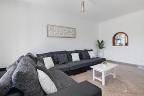 TV - Villa "Paradíse" with Pool, Wi-Fi, and Air Conditioning 800m from Albufeira Beach (olhos de agua)