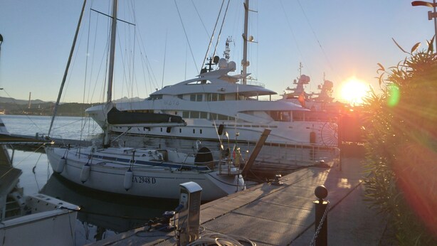 Un port de plaisance où sont amarrés plusieurs yachts.