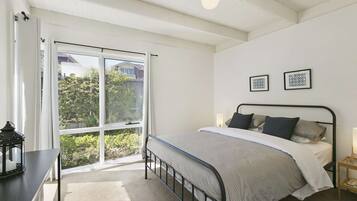 3 bedrooms, desk, iron/ironing board, WiFi