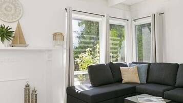 TV, DVD player, books, stereo