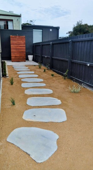 Property grounds - Mysa Anglesea. Sleeps 6 WiFi. Netflix. CafesShops (Anglesea)