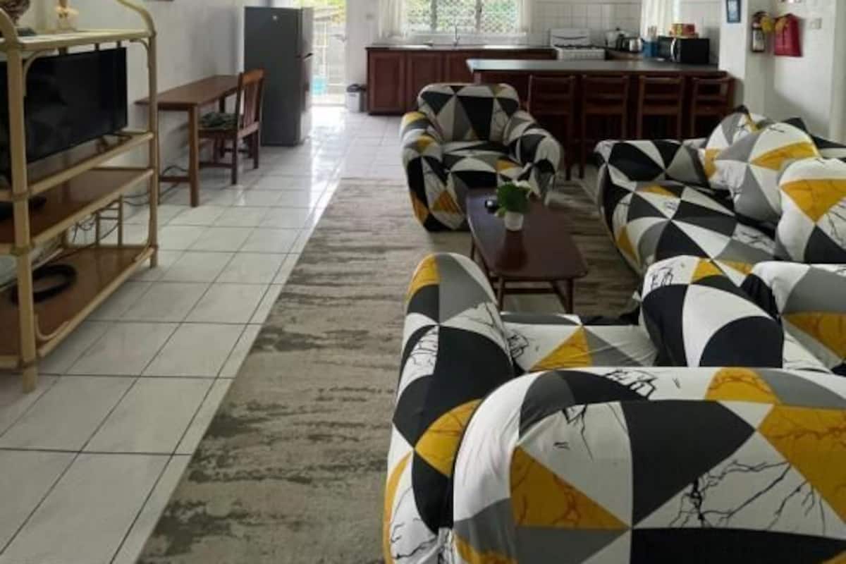 Apartamento superior, 2 habitaciones | Zona de estar | Televisión de pantalla plana de 32 pulgadas con canales por cable