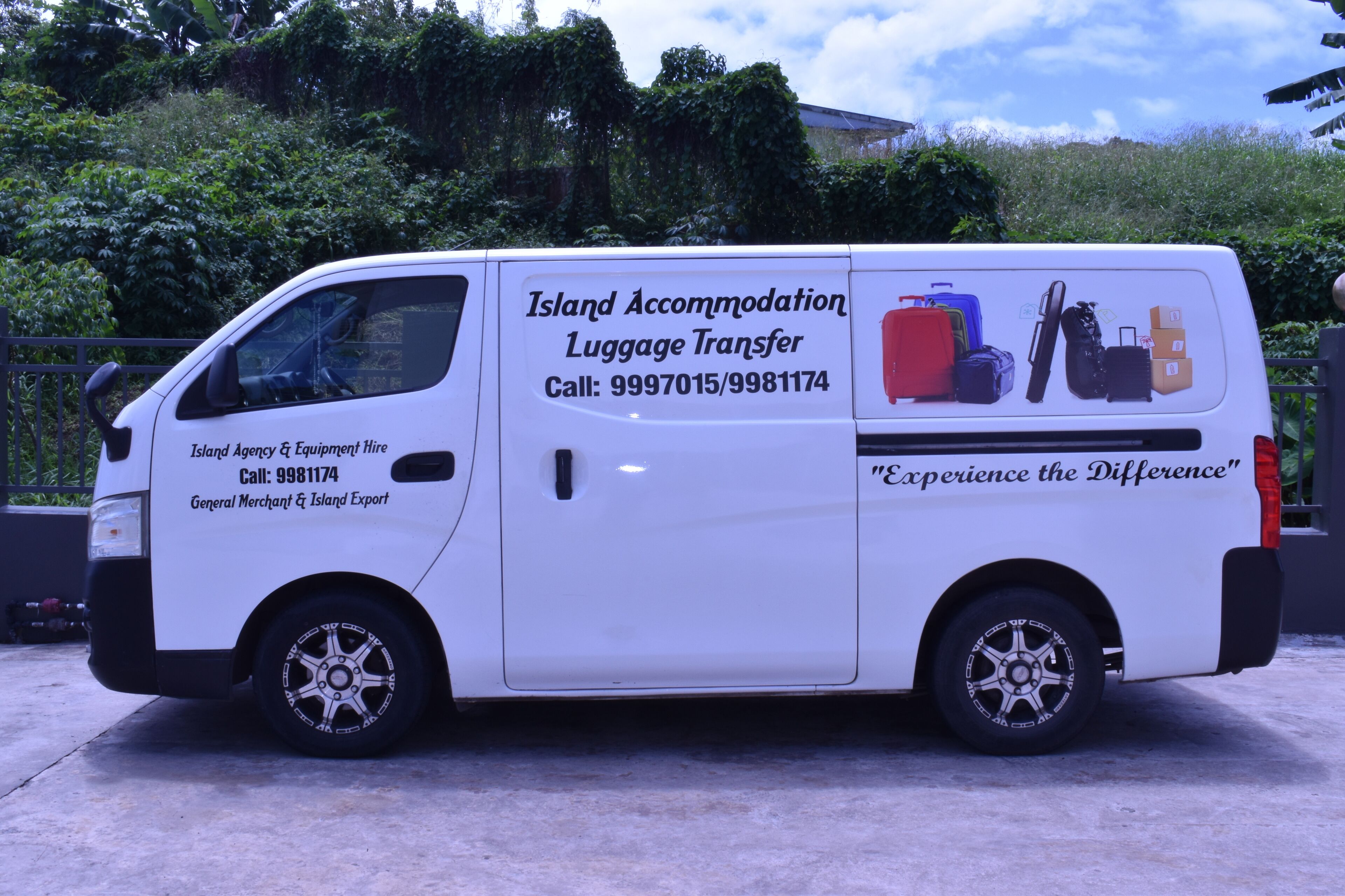 Ein weißer Van mit Gepäcktransportservice, Island Accommodation und Kontaktnummern.