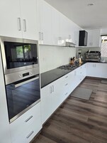 Frigobar, horno, cafetera/tetera, batidora