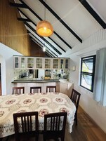 Frigobar, horno, cafetera/tetera, batidora