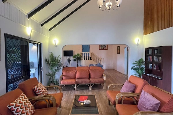 Deluxe Single Room | Living area | 32-inch flat-screen TV with cable channels, TV
