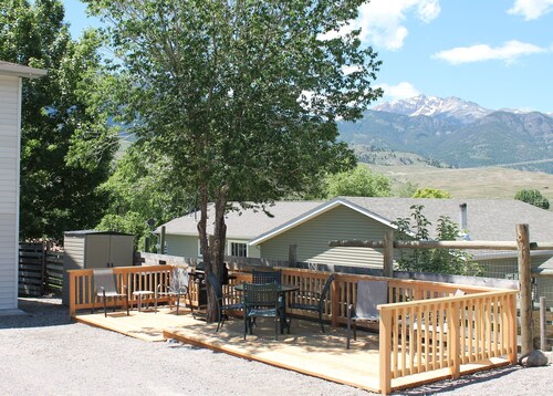 NEW!! Arch Studio at Yellowstone Park Entrance- 2 Minute Drive to Park Entrance