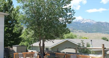 NEW!! Arch Studio at Yellowstone Park Entrance- 2 Minute Drive to Park Entrance