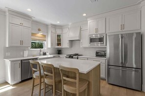 Een koelkast, een magnetron, een oven, een kookplaat