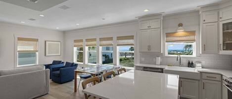 Kylskåp, mikrovågsugn, ugn och spishäll