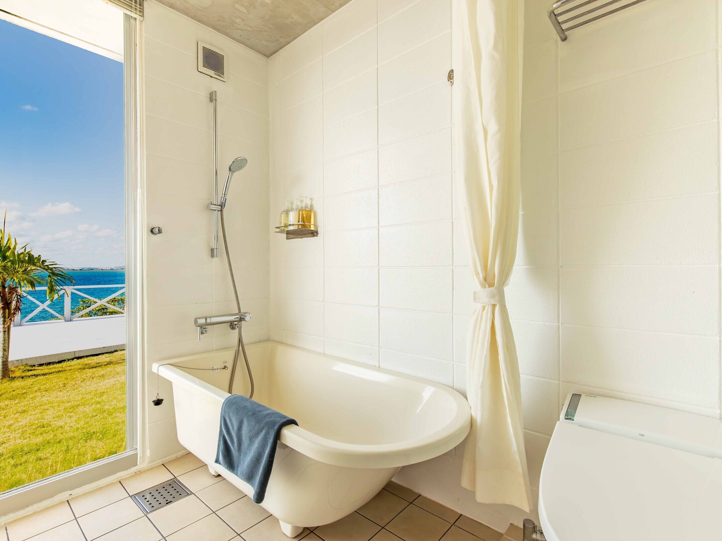 Separate tub and shower, deep soaking tub, free toiletries, hair dryer