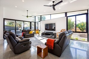 Älytelevisio, DVD-soitin, kirjoja, stereot