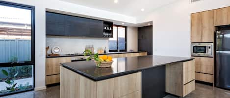 Réfrigérateur, four à micro-ondes, un four, surface de cuisson