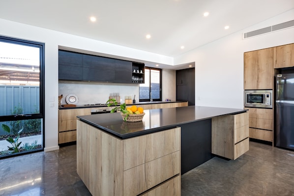 Jääkaappi, mikroaaltouuni, uuni, liesi