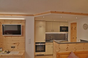 Kühlschrank, Mikrowelle, Ofen, Geschirrspüler