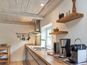 Kühlschrank, Ofen, Geschirrspüler, Wasserkocher mit Kaffee-/Teezubehör