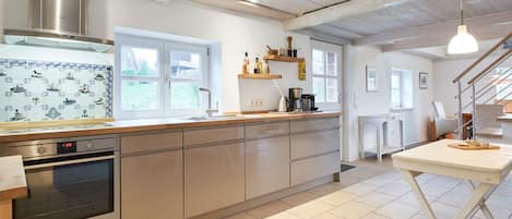 冷蔵庫、オーブン、食器洗い機、コーヒー / ティーメーカー