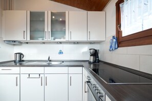 Kühlschrank, Mikrowelle, Ofen, Wasserkocher mit Kaffee-/Teezubehör