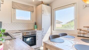 Fridge, oven, coffee/tea maker, electric kettle