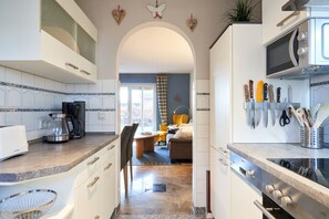 Kühlschrank, Mikrowelle, Ofen, Geschirrspüler