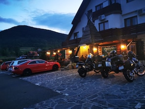 Fassade der Unterkunft – Abend/Nacht