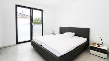 1 bedroom, travel crib, WiFi