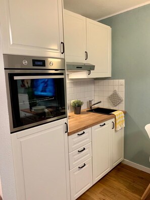 Køleskab, mikrobølgeovn, kaffe-/temaskine, elkedel