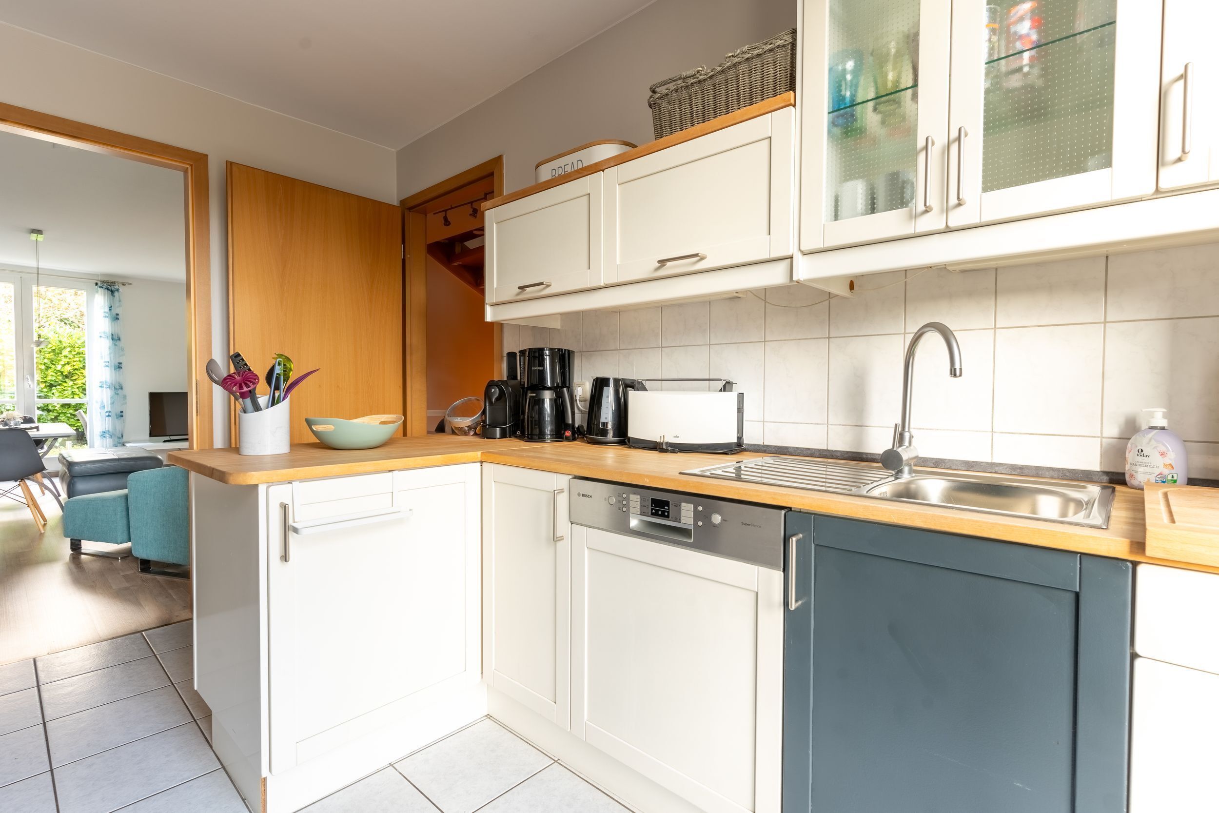 Jääkaappi, mikroaaltouuni, uuni, astianpesukone