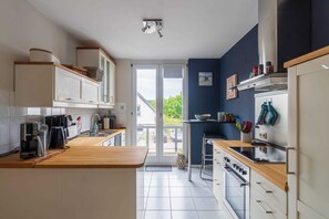 Een koelkast, een microgolfoven, een oven, een vaatwasser