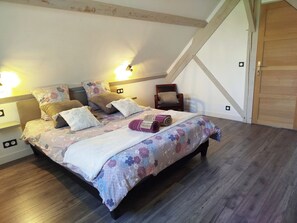 2 bedrooms, iron/ironing board, free WiFi, bed sheets