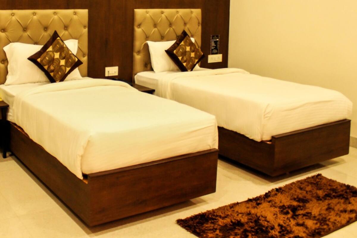 Hypo-allergenic bedding, in-room safe, free WiFi, bed sheets