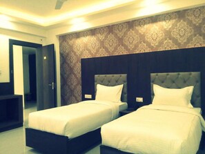 Hypo-allergenic bedding, in-room safe, free WiFi, bed sheets