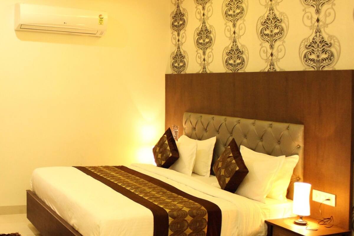 Habitación superior | Ropa de cama hipoalergénica y caja de seguridad en la habitación