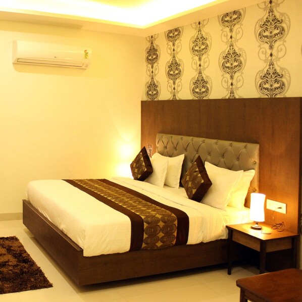 Hypo-allergenic bedding, in-room safe, free WiFi, bed sheets