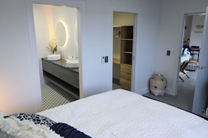 Luxury Room, 3 Bedrooms, 2 Bathrooms | Bathroom
